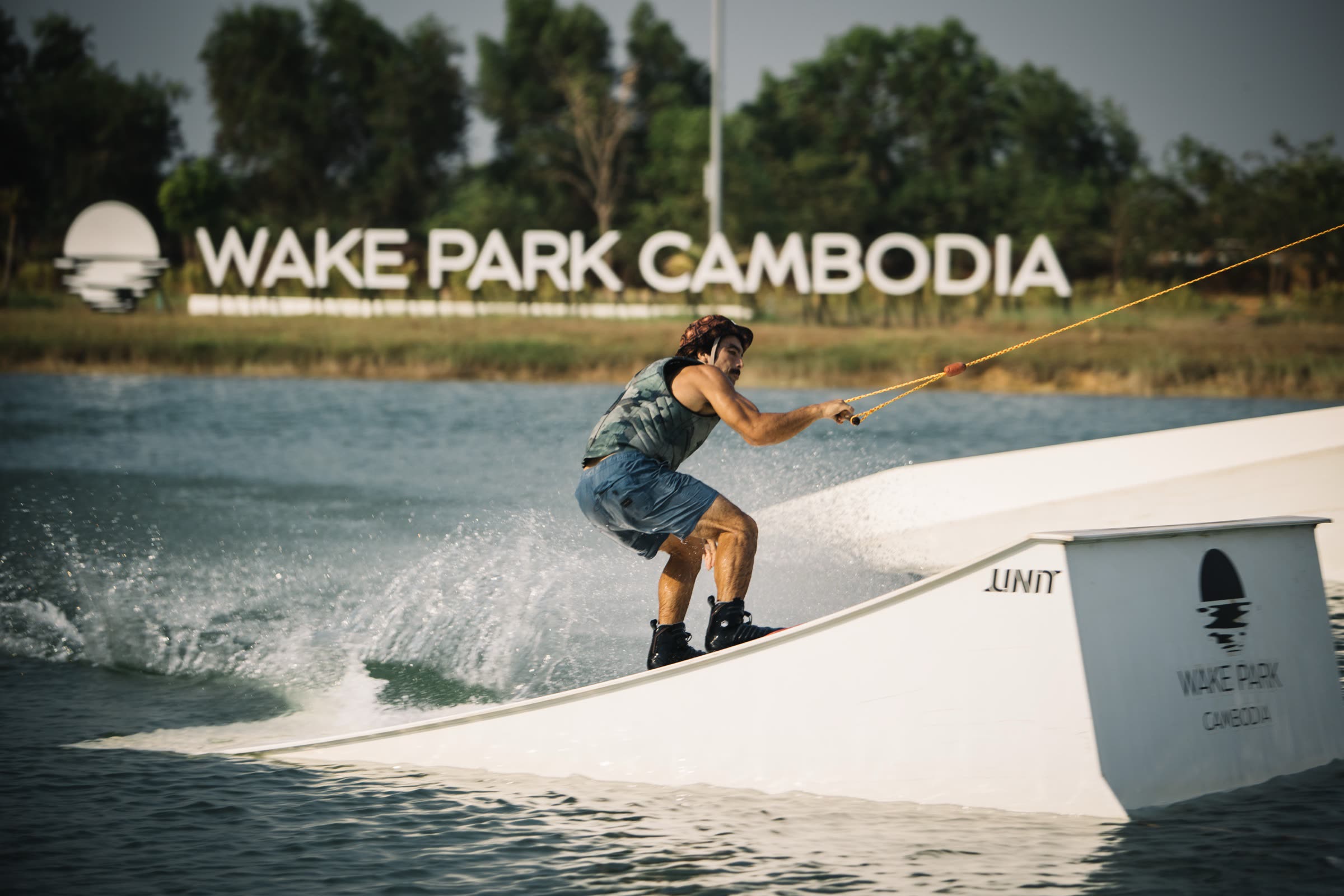 Rider op de kabel voor het bord van Wake Park Cambodia